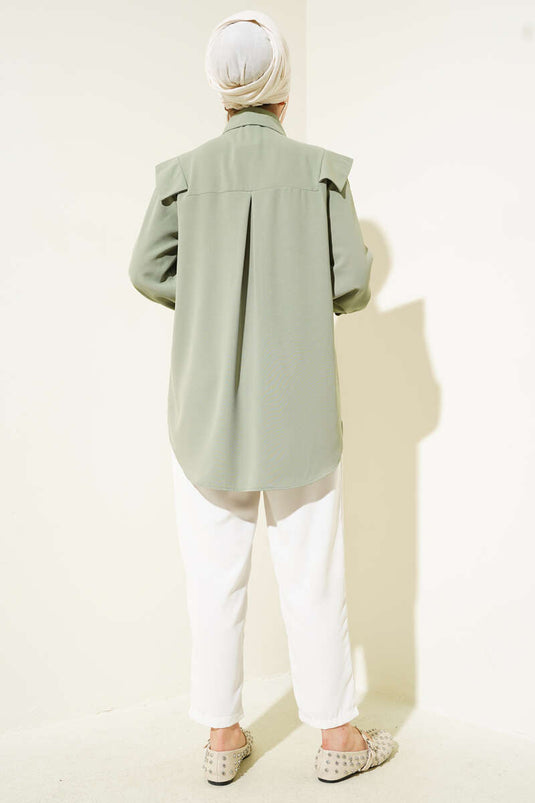قميص مفصل على شكل حرف V باللون الأخضر اللوزي