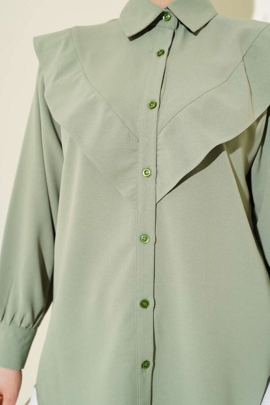 قميص مفصل على شكل حرف V باللون الأخضر اللوزي