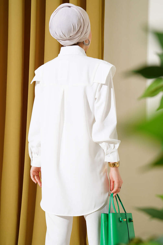 قميص بتفاصيل على شكل حرف V بلون البيج