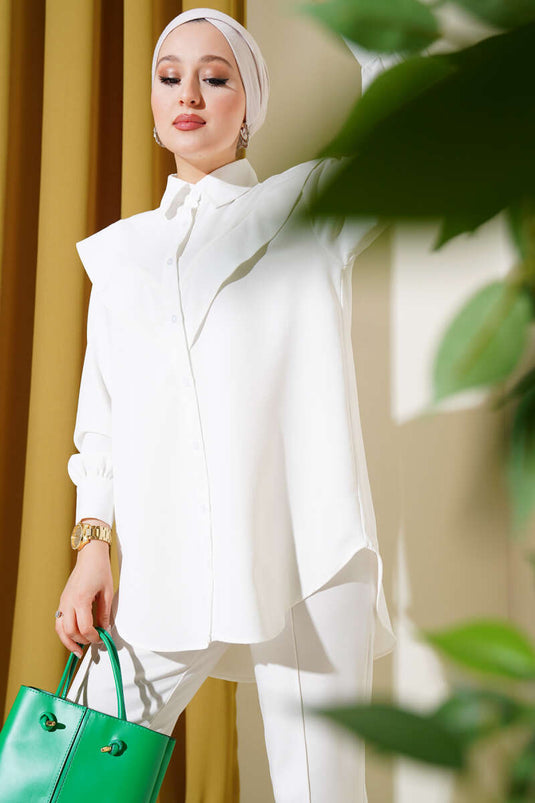 قميص بتفاصيل على شكل حرف V بلون البيج