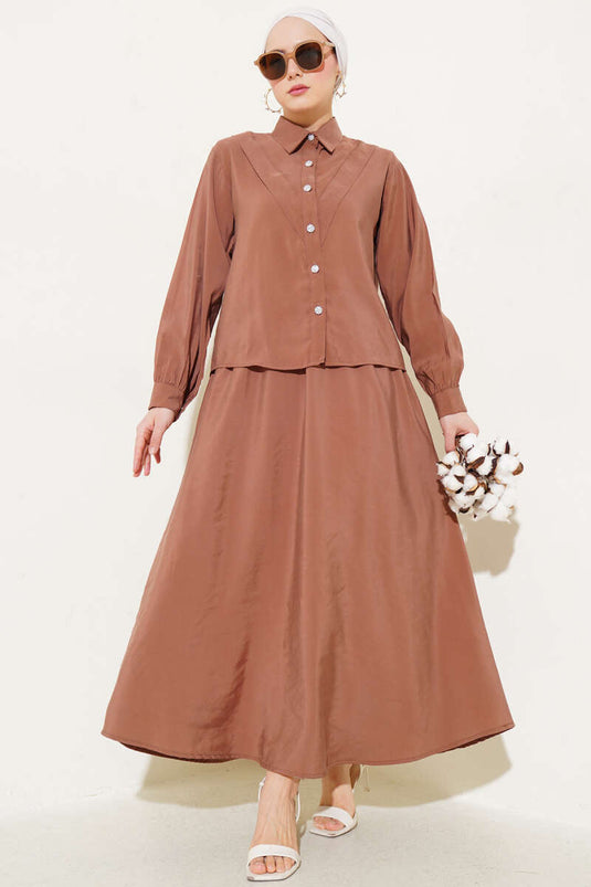 Ensemble deux pièces marron à jupe et coutures en V