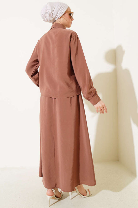 Ensemble deux pièces marron à jupe et coutures en V