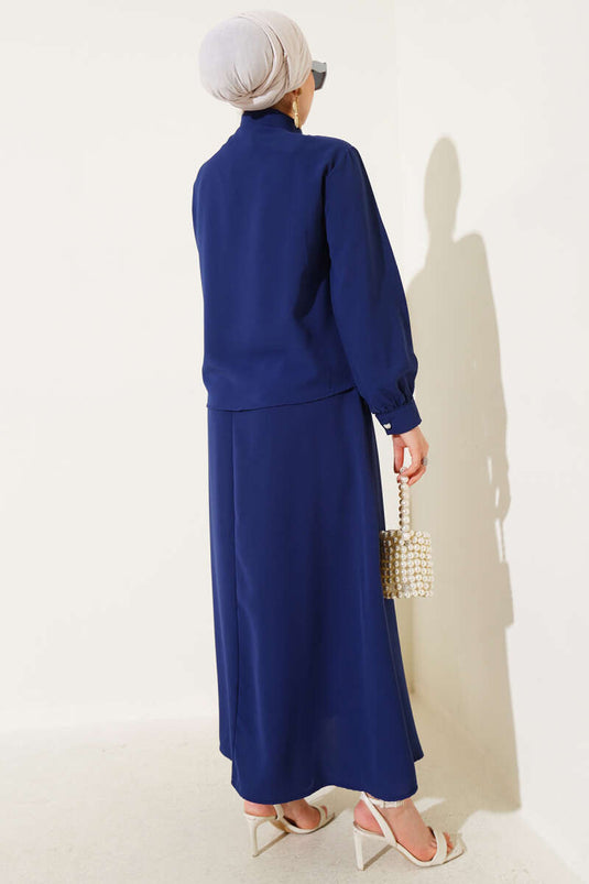 Ensemble deux pièces bleu marine avec jupe à découpe en V