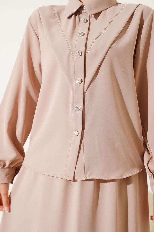 بدلة من قطعتين بتنورة على شكل حرف V من لاتيه