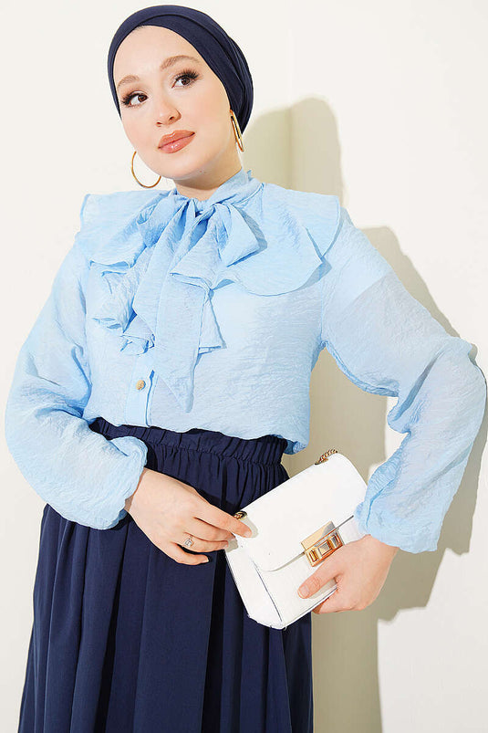 Chemise Courte Bleue À Col Volanté Et À Nouer