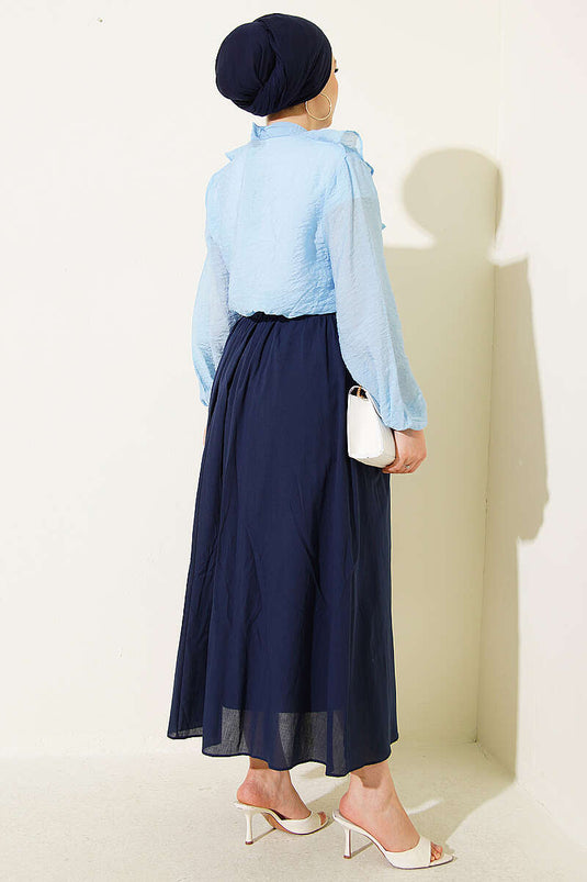 Chemise Courte Bleue À Col Volanté Et À Nouer