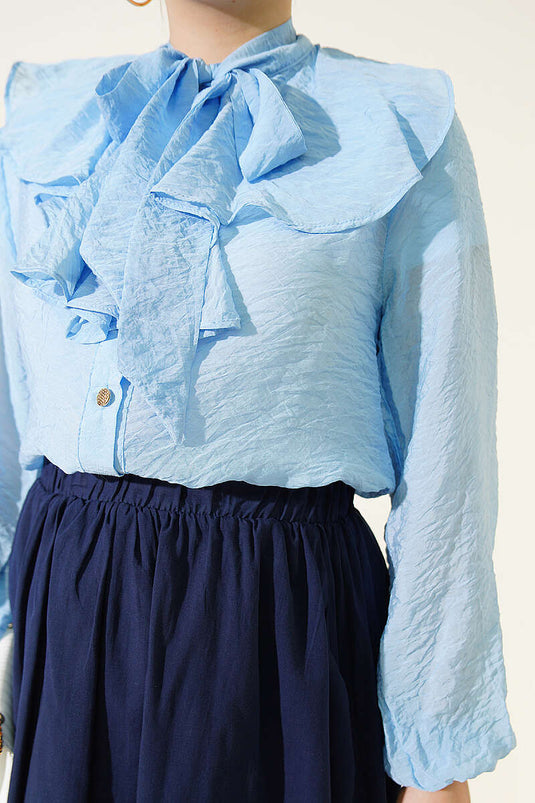 Chemise Courte Bleue À Col Volanté Et À Nouer