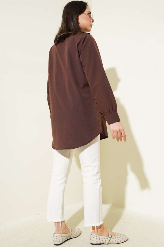 قميص على شكل حرف V بني