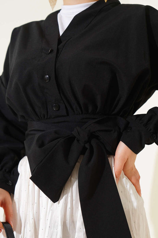 قميص قصير برباط على شكل حرف V باللون الأسود