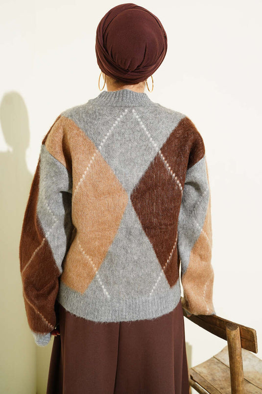 كنزة صوفية برقبة على شكل V بنقشة بقلاوة باللون الرمادي