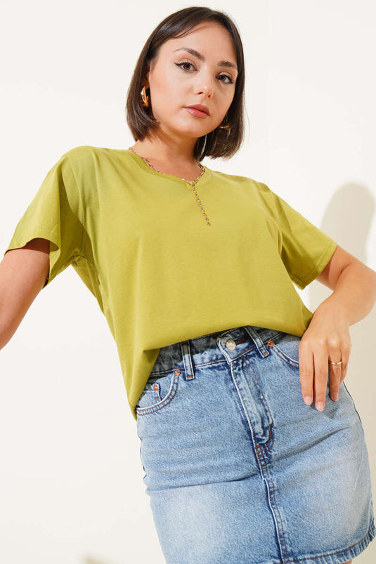 تيشيرت أساسي بياقة على شكل حرف V، لون زيتوني