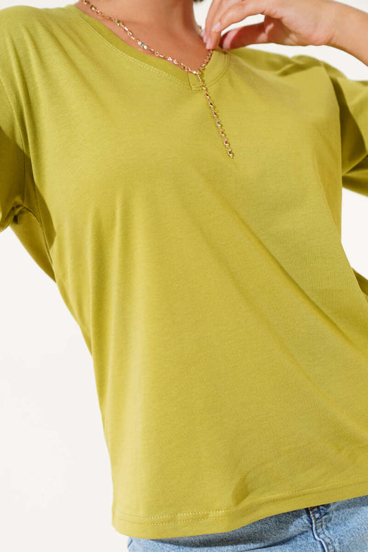 تيشيرت أساسي بياقة على شكل حرف V، لون زيتوني