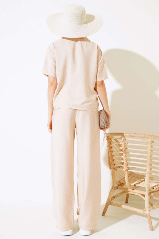 Zweiteiliges Set mit V-Ausschnitt-Bluse in Beige