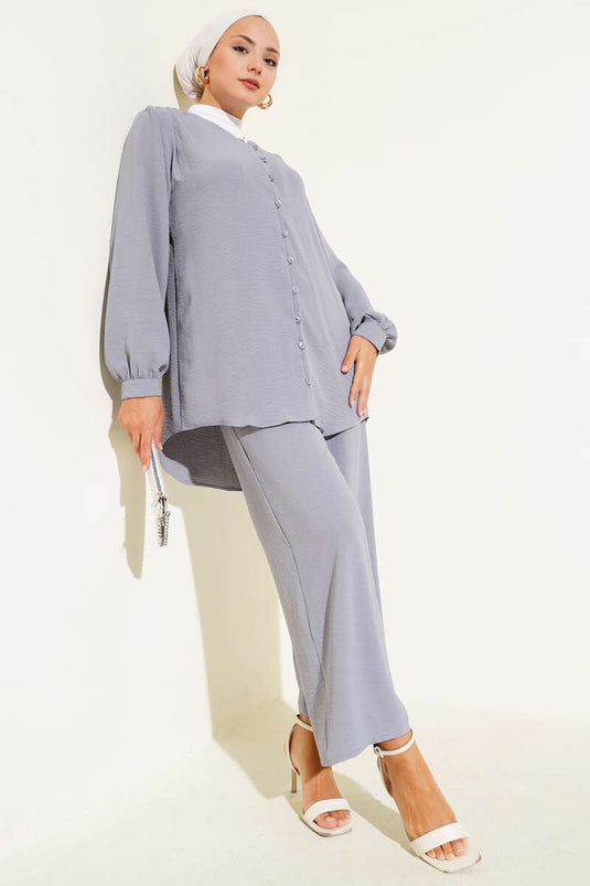 بدلة أيروبين بريطانية من قطعتين برقبة على شكل حرف V وأزرار باللون الرمادي