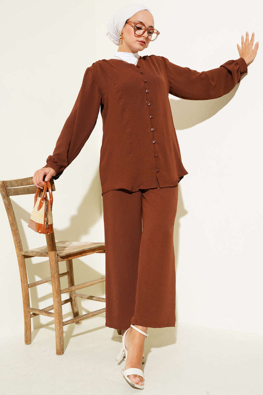 بدلة أيروبين بريطانية من قطعتين برقبة على شكل حرف V وأزرار، لون بني