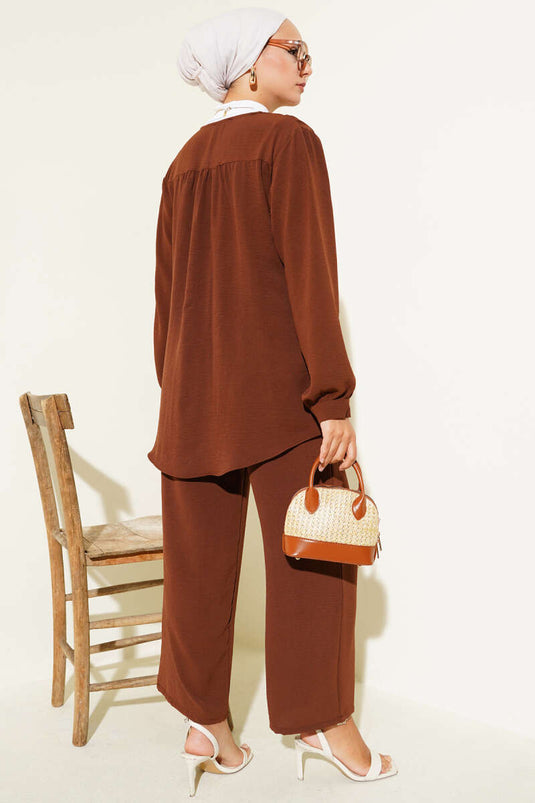 بدلة أيروبين بريطانية من قطعتين برقبة على شكل حرف V وأزرار، لون بني