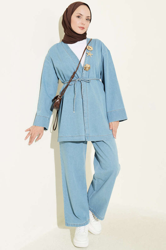 Jeans-Set Mit V-Ausschnitt Und Brosche Hellblau