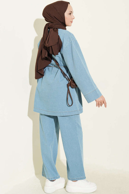 Jeans-Set Mit V-Ausschnitt Und Brosche Hellblau