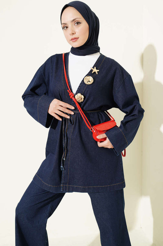 Completo In Denim Con Scollo A V E Spilla In Blu Scuro