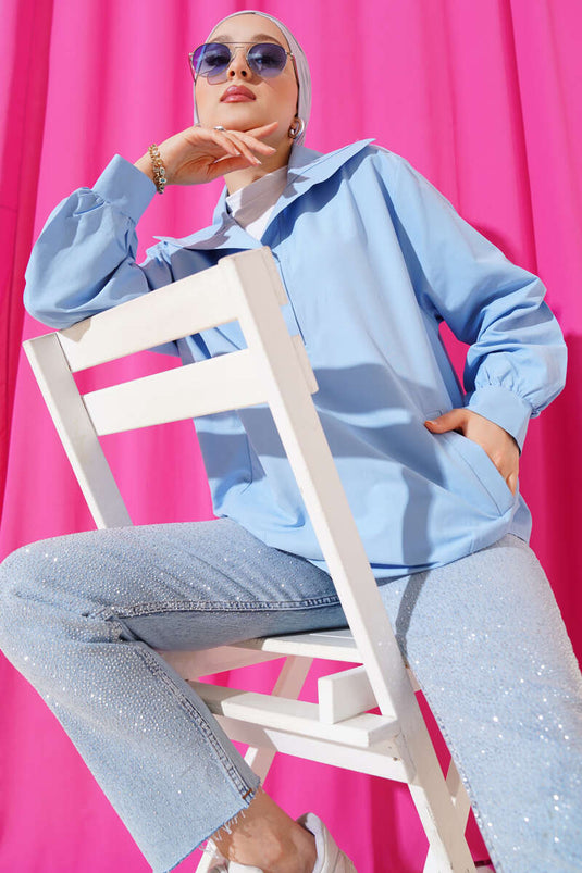 تونيك أزرق بفتحة رقبة على شكل حرف V