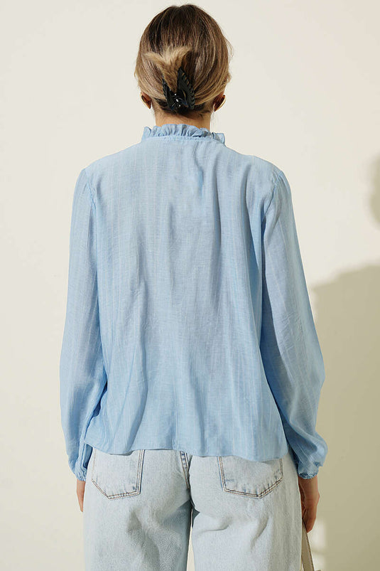 Blusa a righe con volant e scollo a V blu