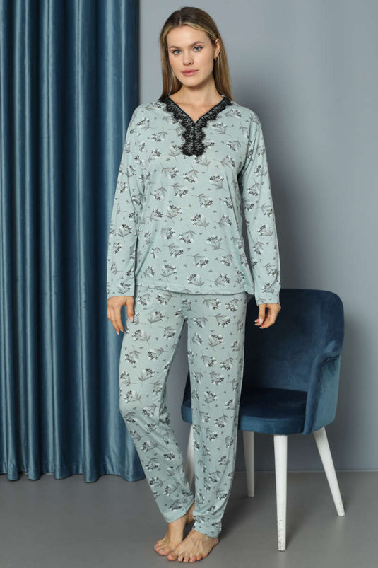 طقم بيجامة من الدانتيل بفتحة رقبة على شكل حرف V باللون الأخضر اللوزي