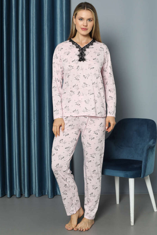 طقم بيجامة من الدانتيل المنقوش بفتحة رقبة على شكل حرف V باللون الوردي