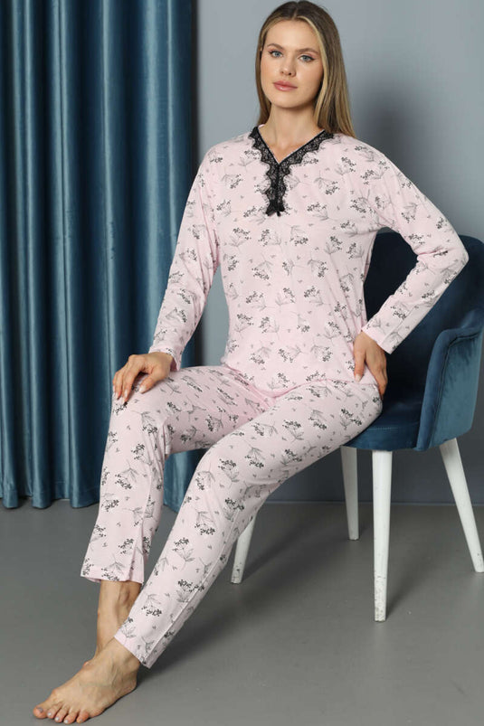 طقم بيجامة من الدانتيل المنقوش بفتحة رقبة على شكل حرف V باللون الوردي