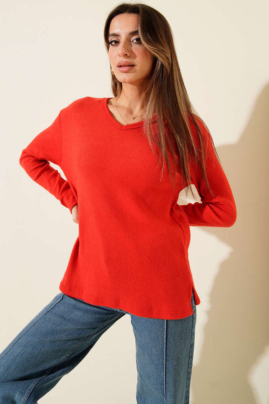 بلوزة من قماش الكاشيه المضلع بياقة على شكل حرف V باللون الأحمر