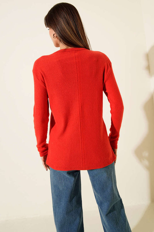 بلوزة من قماش الكاشيه المضلع بياقة على شكل حرف V باللون الأحمر