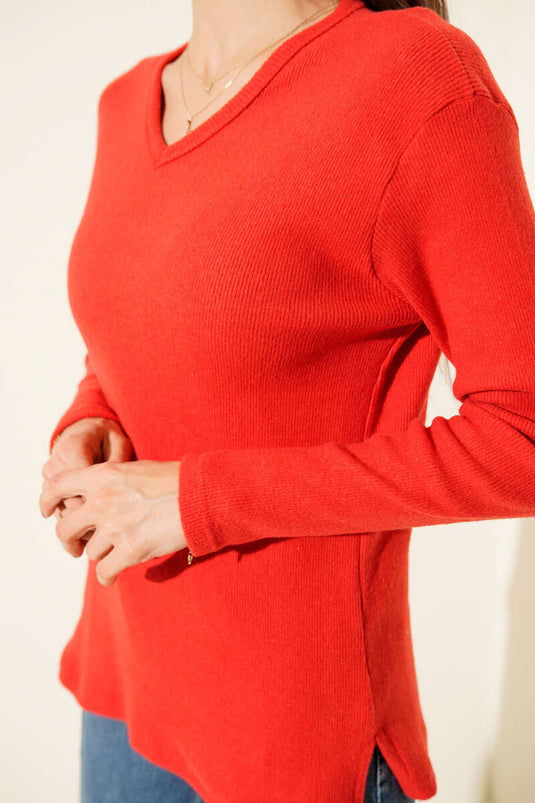 بلوزة من قماش الكاشيه المضلع بياقة على شكل حرف V باللون الأحمر