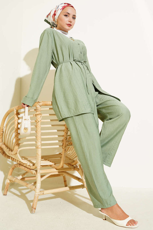 بدلة من قطعتين برقبة على شكل حرف V وحزام من الحبل باللون الأخضر اللوزي