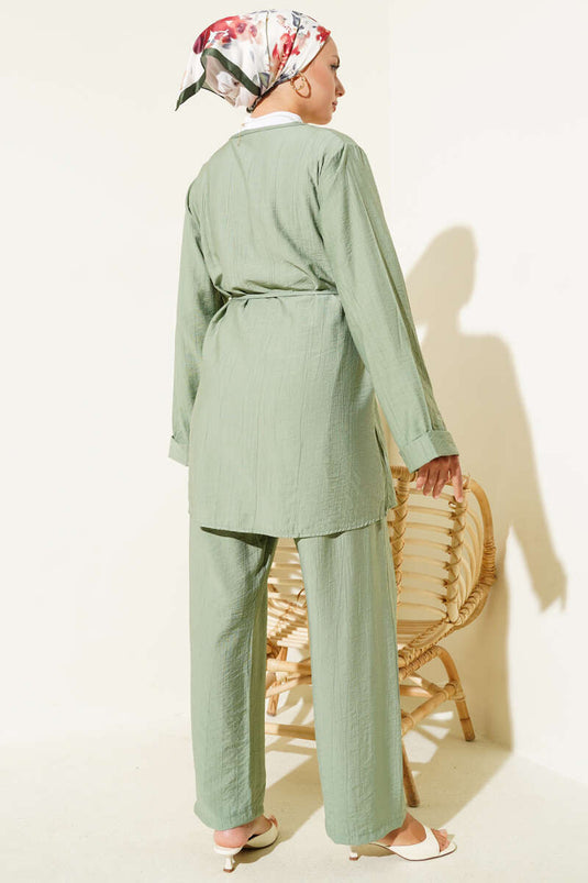 بدلة من قطعتين برقبة على شكل حرف V وحزام من الحبل باللون الأخضر اللوزي