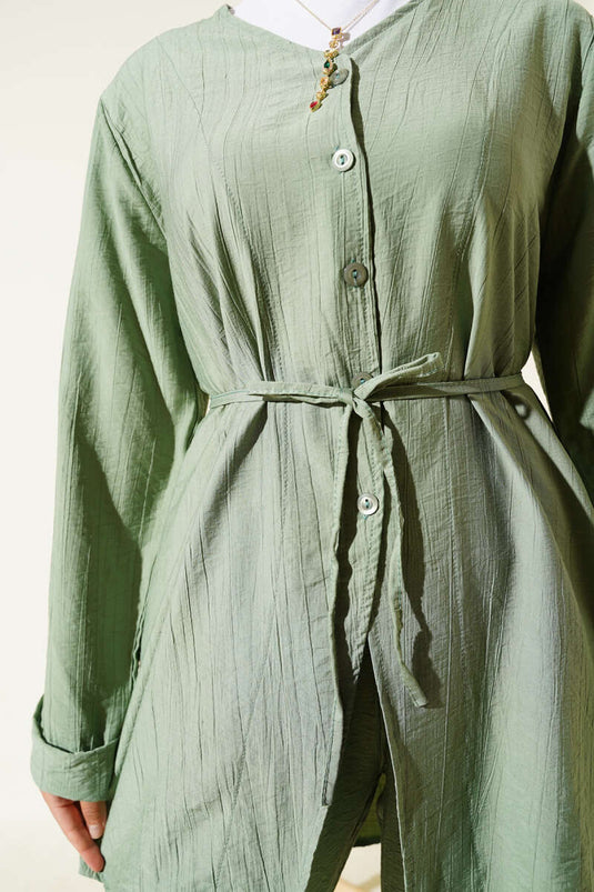 بدلة من قطعتين برقبة على شكل حرف V وحزام من الحبل باللون الأخضر اللوزي