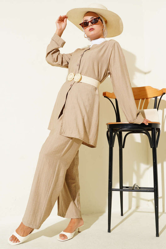 بدلة من قطعتين برقبة على شكل حرف V وحزام من لاتيه