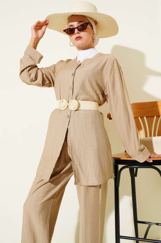 بدلة من قطعتين برقبة على شكل حرف V وحزام من لاتيه