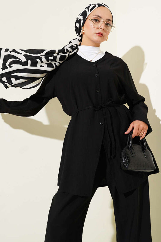 بدلة سوداء من قطعتين برقبة على شكل حرف V وحزام