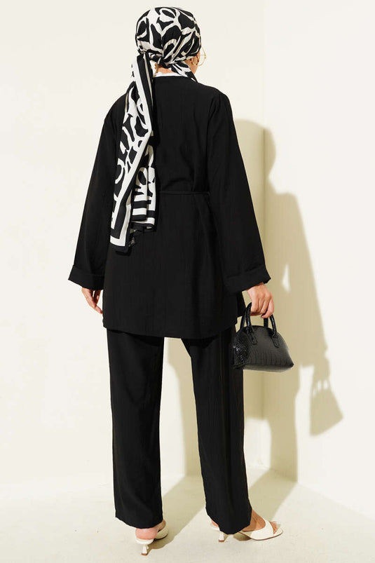 بدلة سوداء من قطعتين برقبة على شكل حرف V وحزام