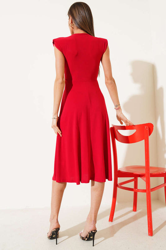Robe midi rouge sable à col en V et épaulettes.