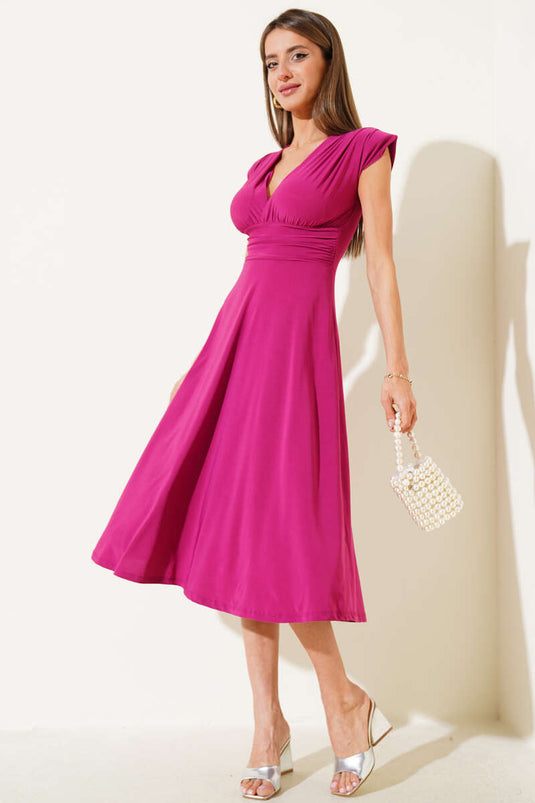 Robe midi magenta à col en V et épaulettes, couleur sable.