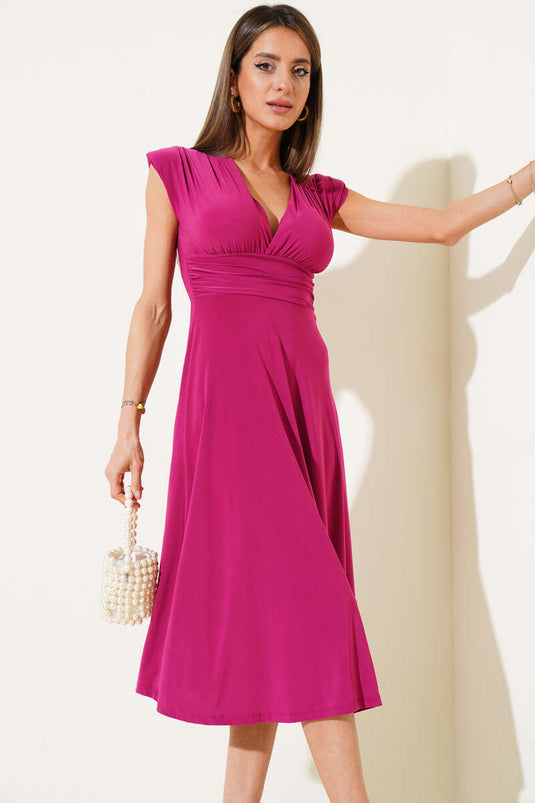 Robe midi magenta à col en V et épaulettes, couleur sable.