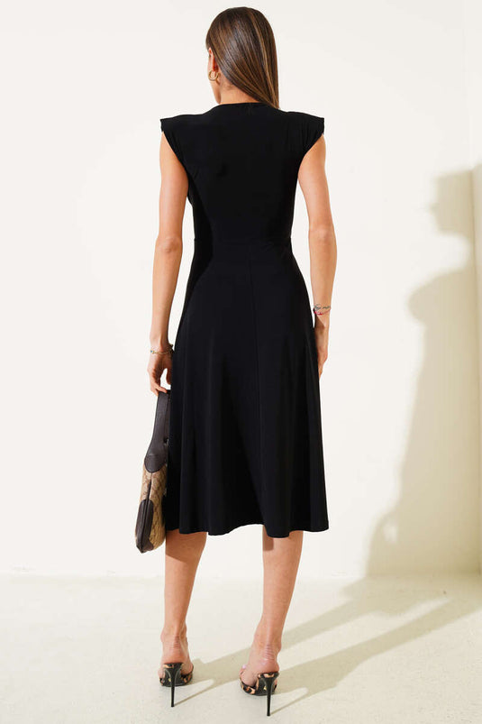 Robe midi Sandy noire à col V et épaulettes.