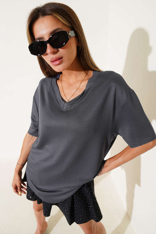 تيشيرت رمادي داكن بياقة على شكل حرف V وقصة بيضاوية