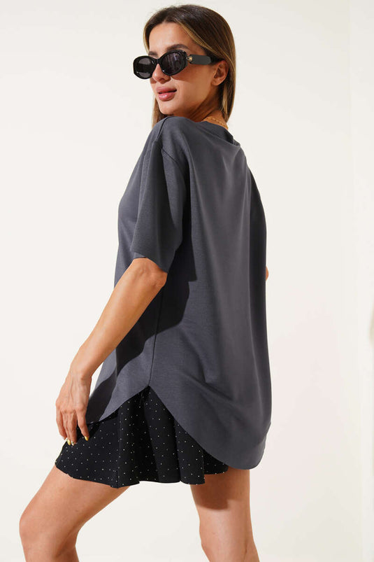 تيشيرت رمادي داكن بياقة على شكل حرف V وقصة بيضاوية