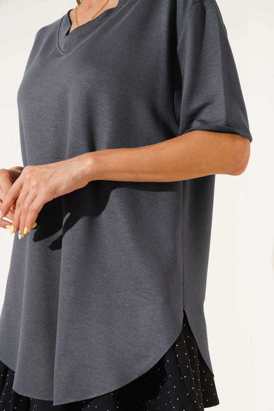 تيشيرت رمادي داكن بياقة على شكل حرف V وقصة بيضاوية
