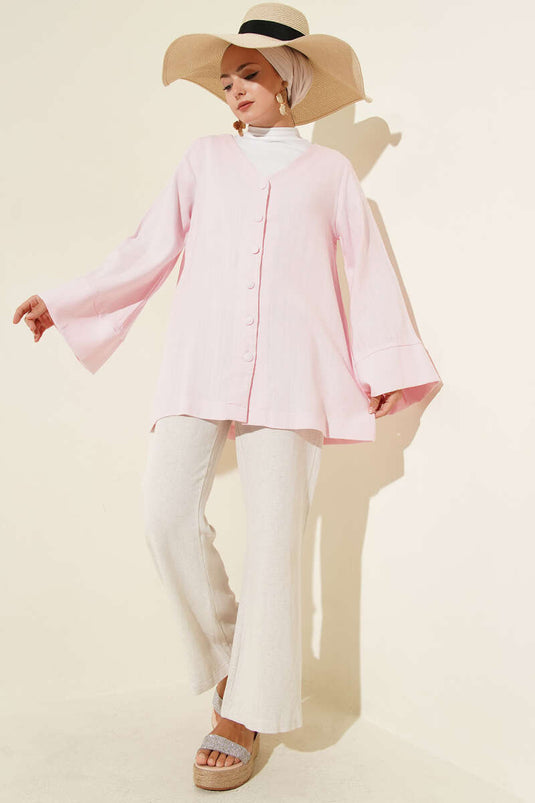 قميص كتان وردي اللون بقصة فضفاضة وياقة على شكل حرف V