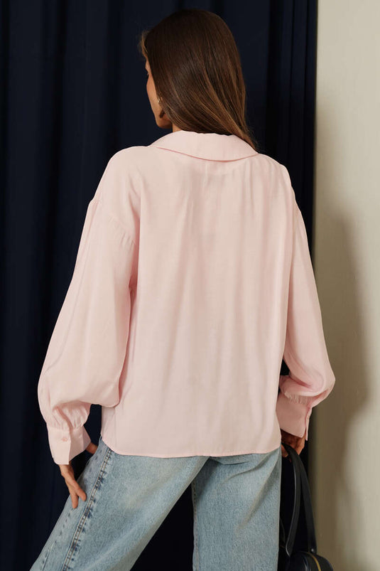 بلوزة بأكمام طويلة وياقة على شكل حرف V من تينسل بلون بودرة