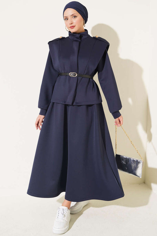 Ensemble Deux Pièces Bleu Marine Avec Jupe Plissée Et Ceinture