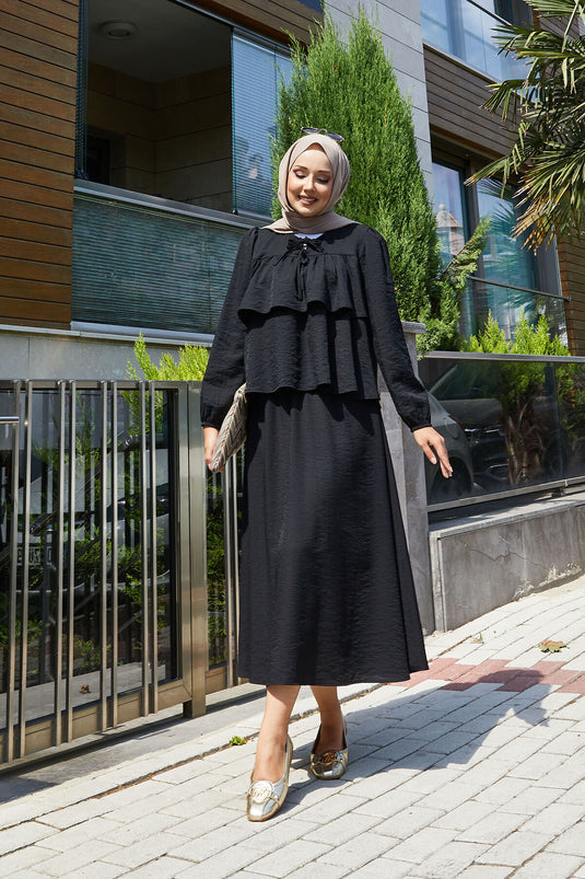 Costume deux pièces noir à jupe et volants