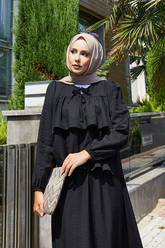 Costume deux pièces noir à jupe et volants